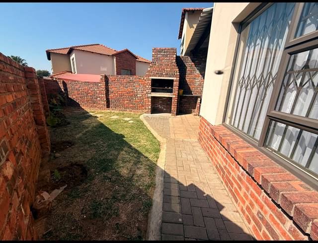 3 BEDROOM TOWNHOUSE FOR SALE IN WATERVAL EAST